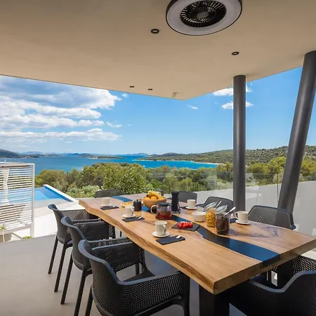 Pirata Βίλα Jezera